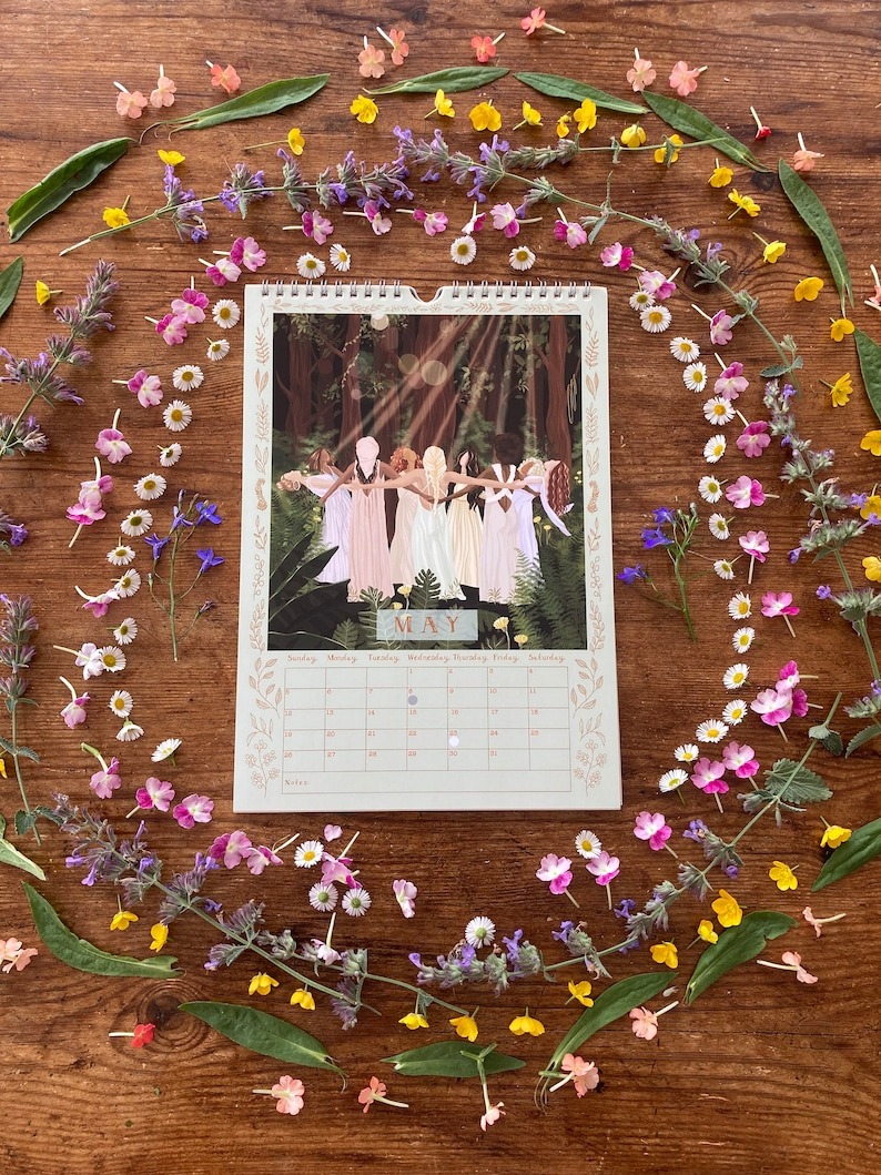 👧✨Womens Circles Hanging Wall Calendar