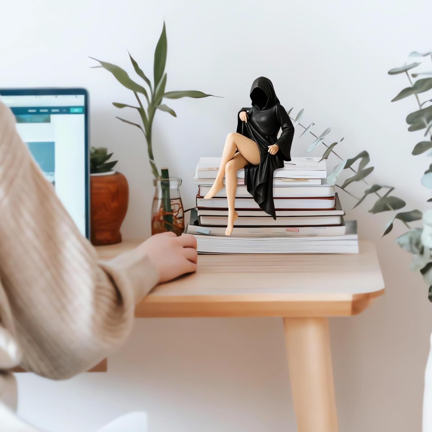 🖤Mysterious Cloak Figurine