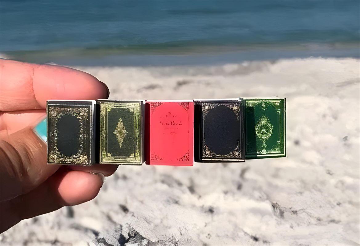 📗📕📔📙Miniature book hair clip