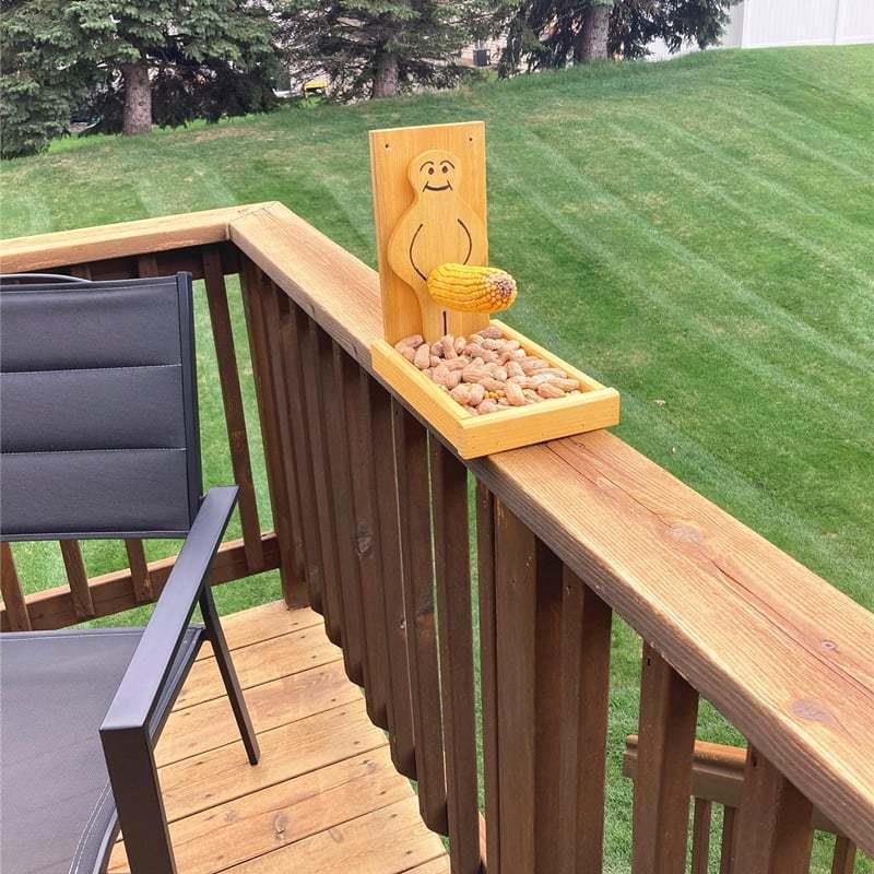 🔥2024 Spring Hot Sale - 🐿️Proud Man Squirrel Feeder