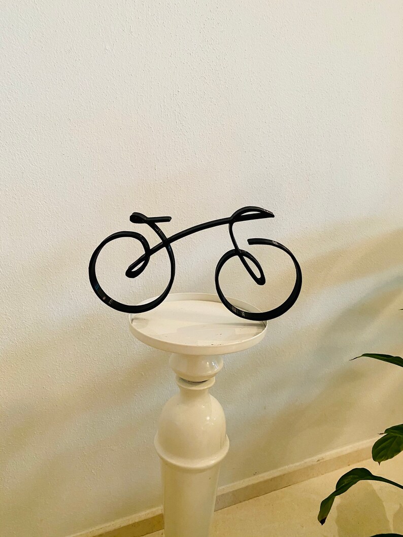 Hot Sale - Line Art Figurine