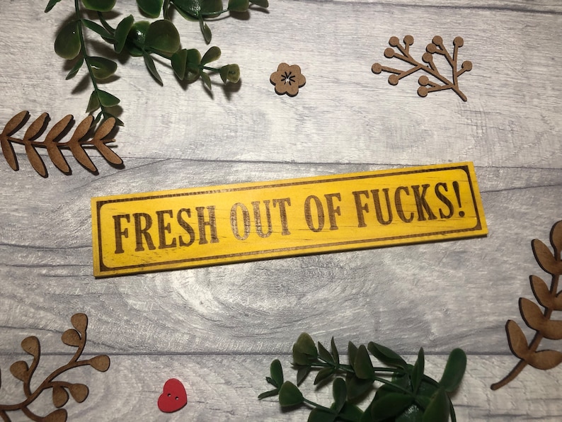 新鲜出炉的 FCKS 激光雕刻木牌墙面装饰有趣搞笑标志幽默有趣图像 1