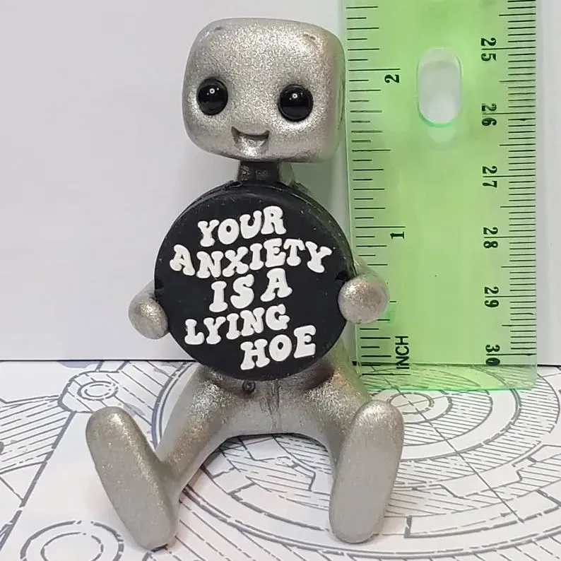 Statua Robot Kawaii Motivazionale – “Your Anxiety Is A Lying H*e” – Figurina In Resina