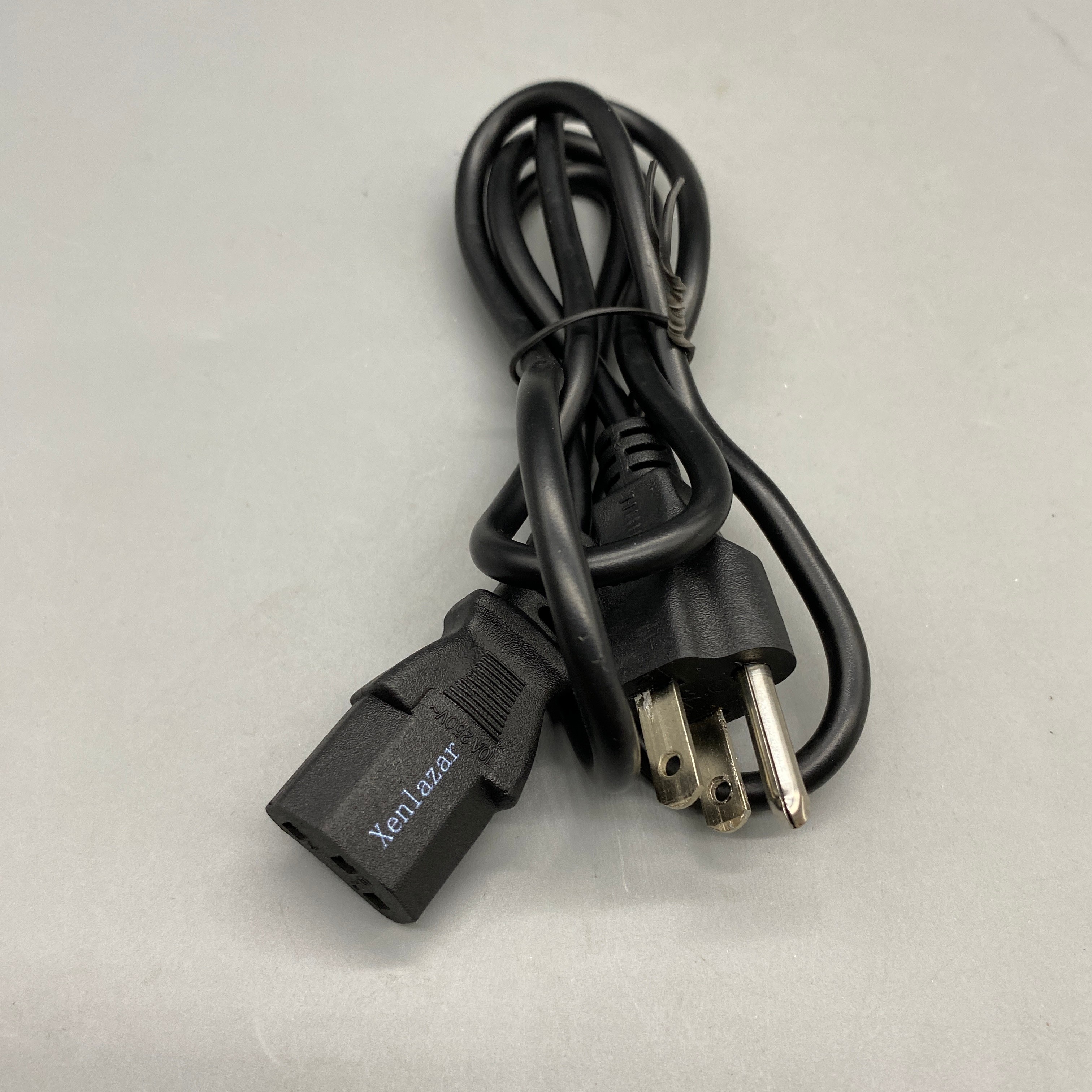 Xenlazar Connections for electric lines, 0.5m, Oxygen-Free Copper, Heavy-Duty PVC Insulation, Nickel-Plated Brass Plug, 220V-255V, 2500W, Black Cable for Electrical Devices