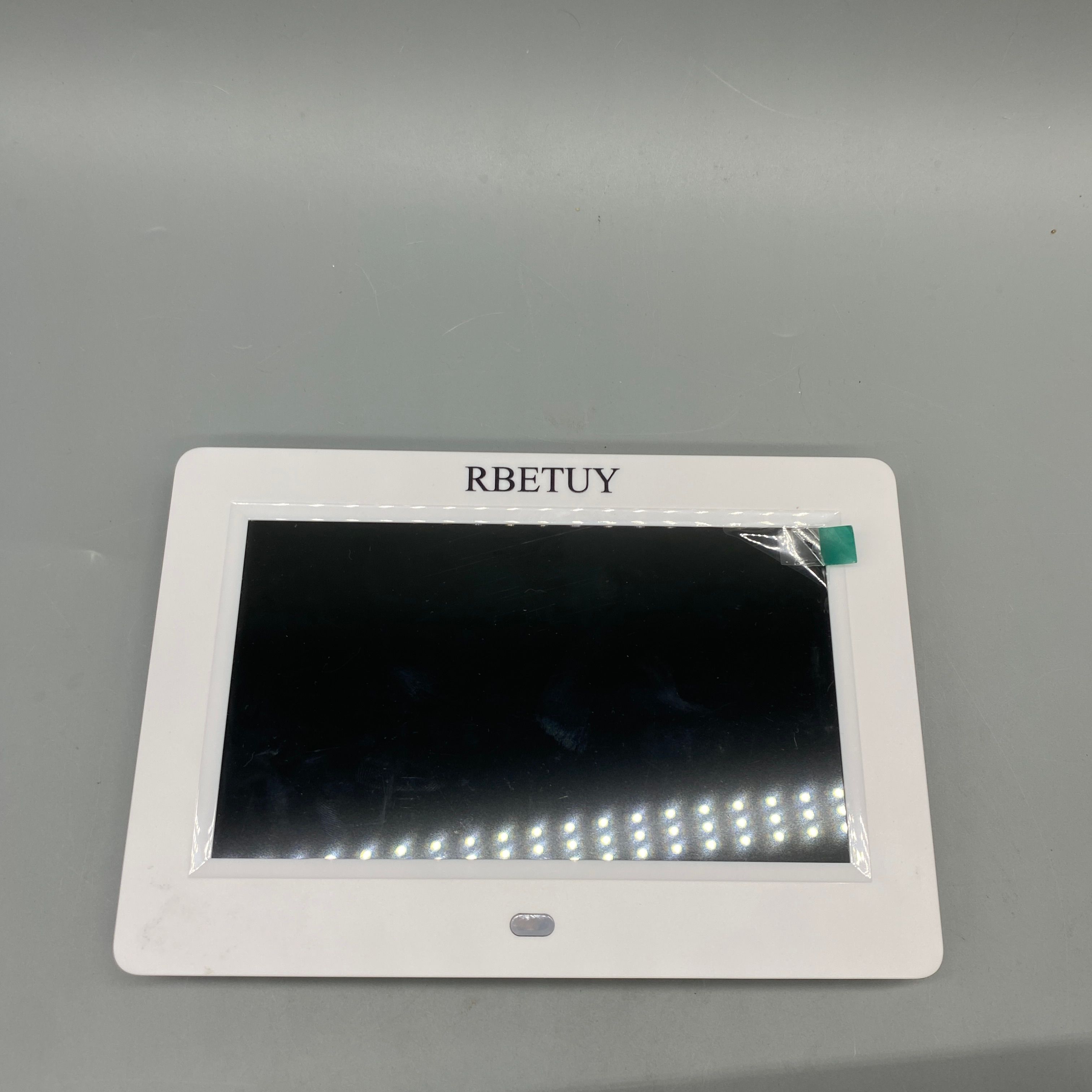 RBETUY Digital photo frames, 1024x768 Resolution, Supports AVI/MP4/MKV, USB/SD Card, Auto Slideshow, White Frame