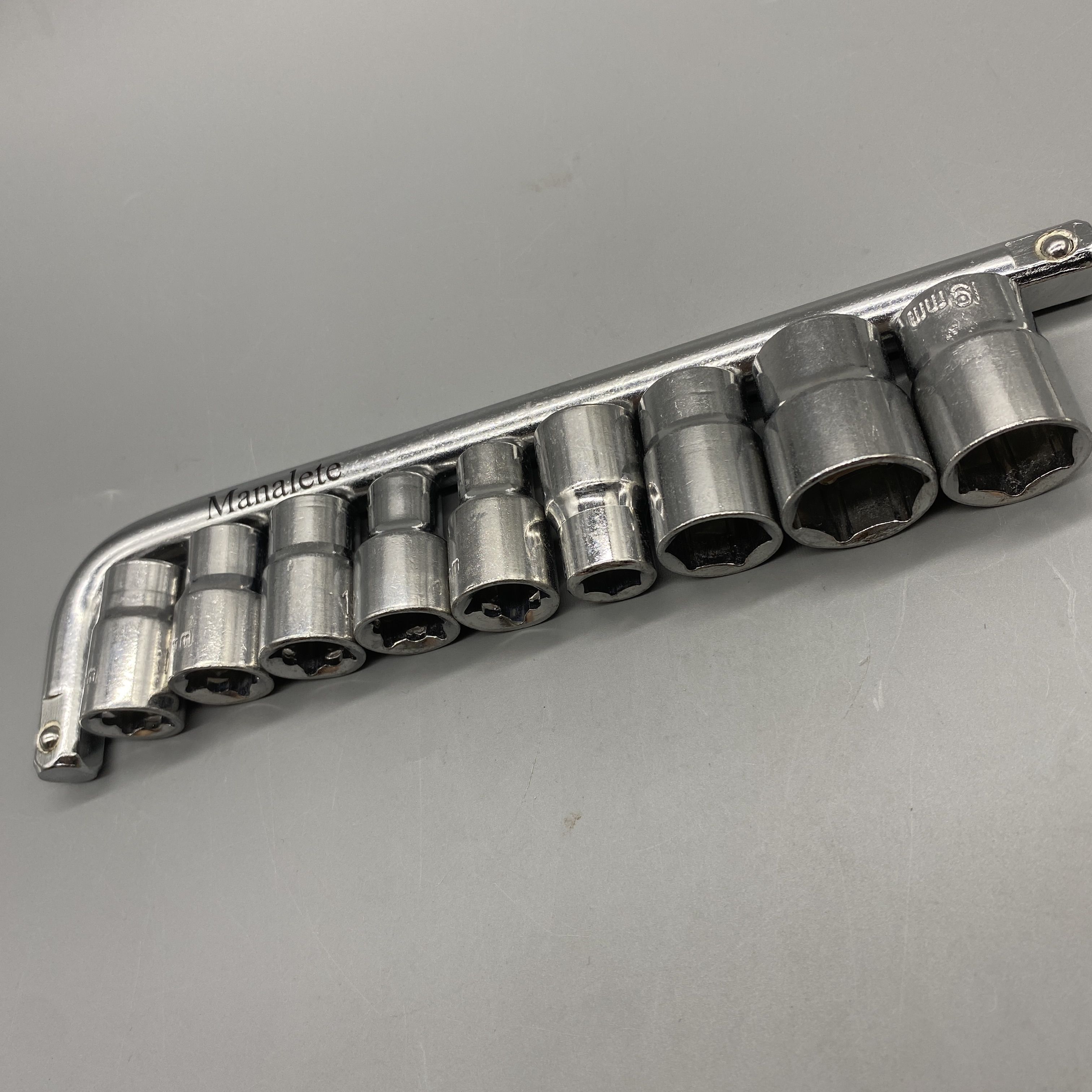 Manalete Socket Wrench - CR-V Chrome Vanadium Steel, Heavy Duty, Mirror Finish, 1.5kg, 28.5x8.5x4cm, Ideal for Car and Home Repairs