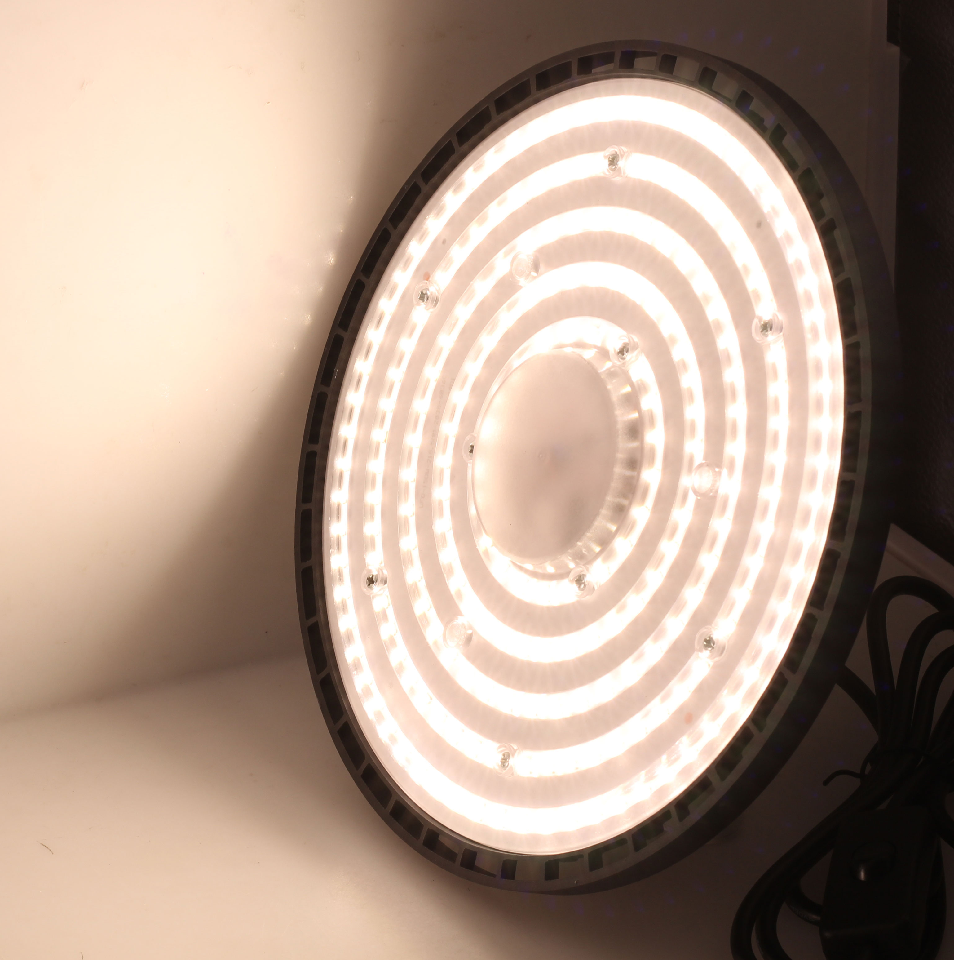 Reliable 120W 250W UFO Full Spectrum LED Plant Lights 110V/220V for Indoor Photosynthesis and Year-Round Use