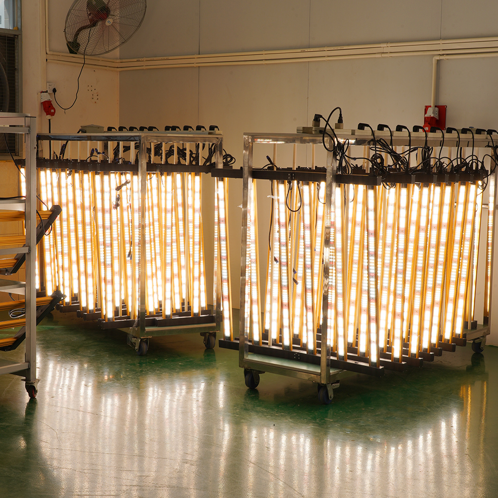 Foldable 720W Full Spectrum LED Grow Light Bars for High Yield Greenhouse Vegetable Production