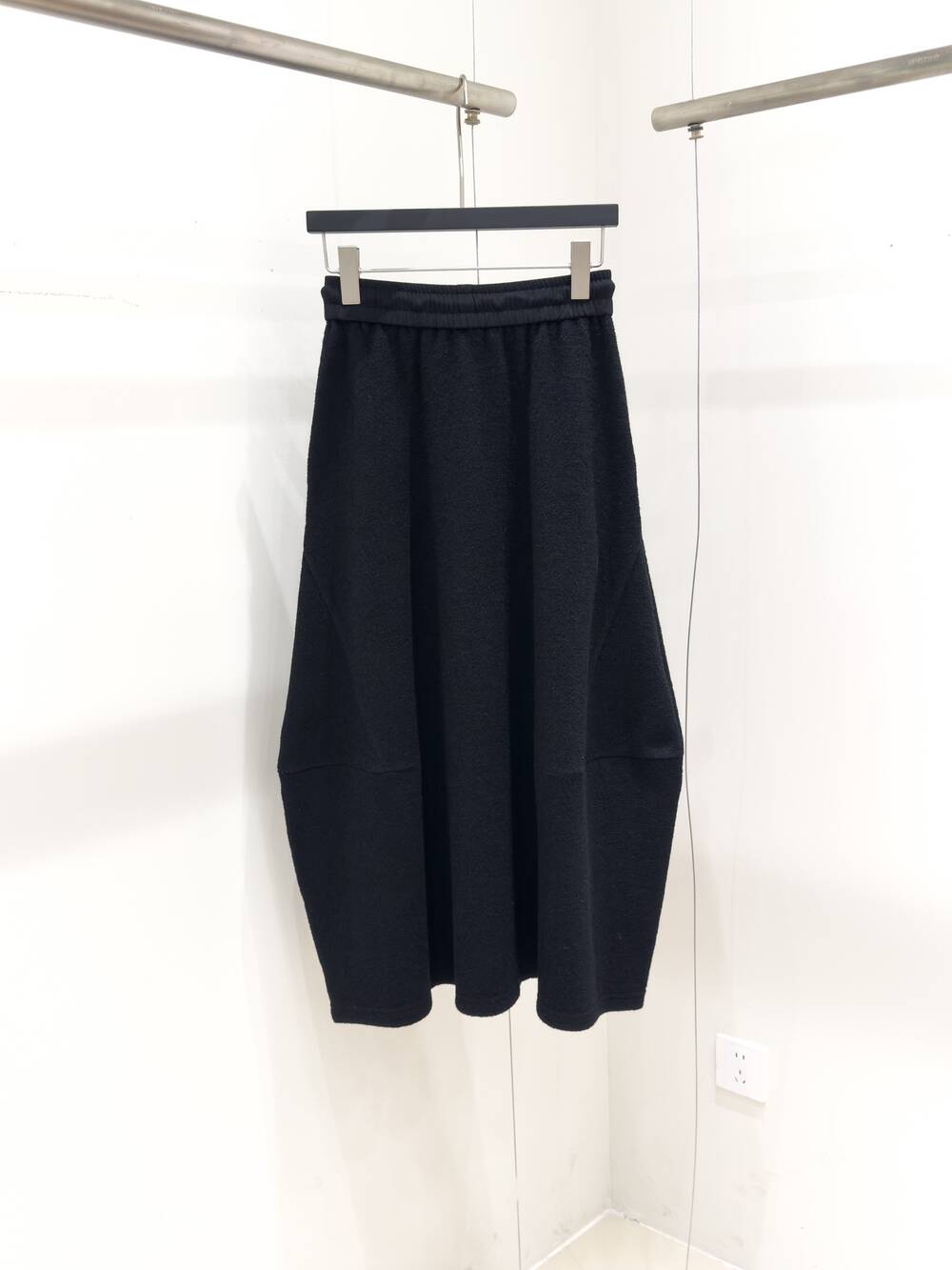 The black style of the 2025 spring wool bud skirt is classic and versatile.