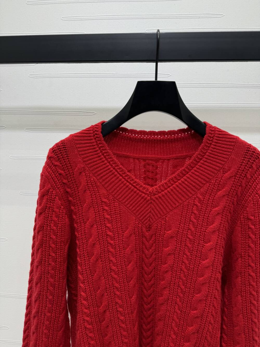 The latest series of V-neck cable-knit solid-color pullover sweaters in early spring 2025