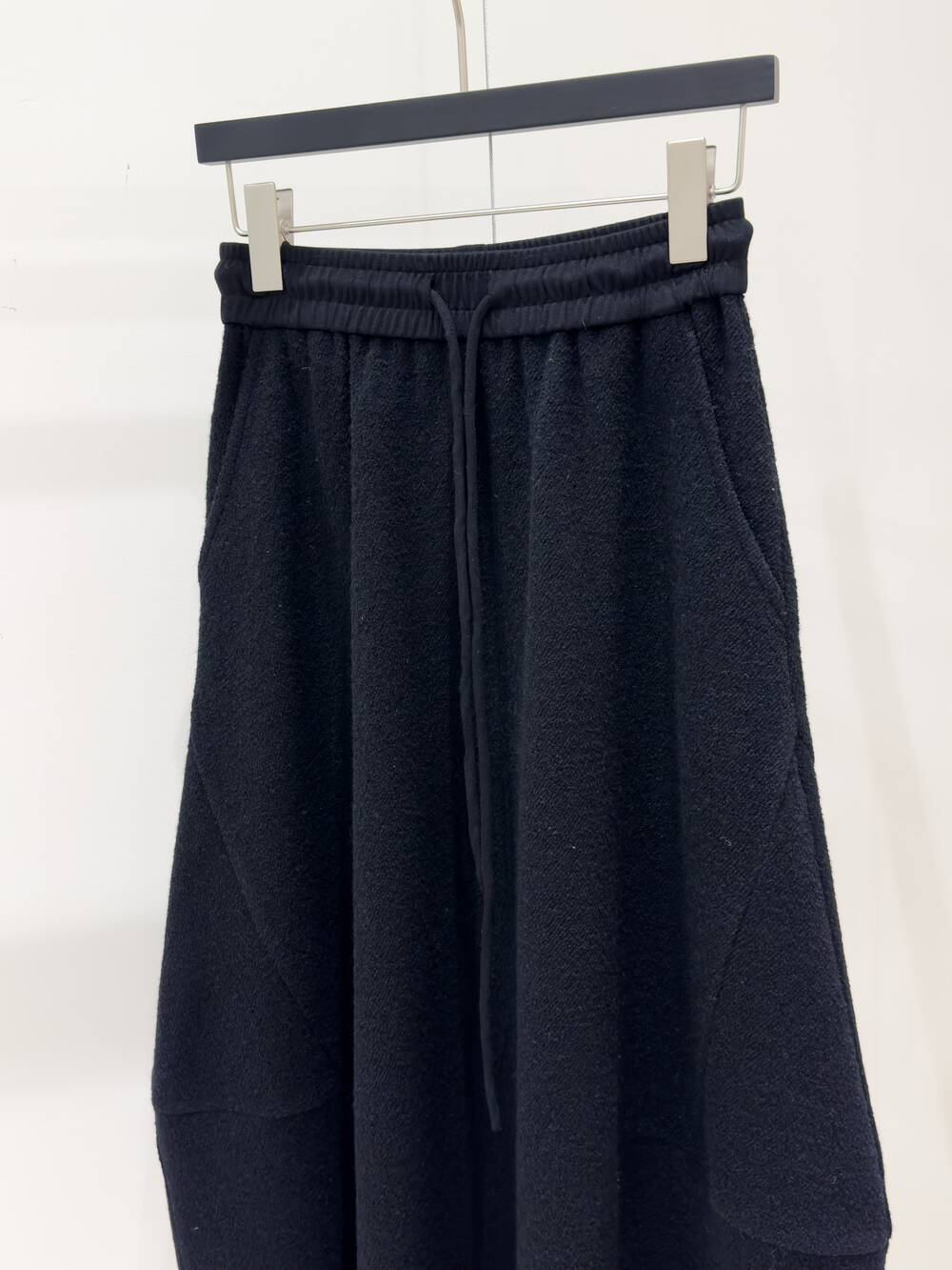 The black style of the 2025 spring wool bud skirt is classic and versatile.