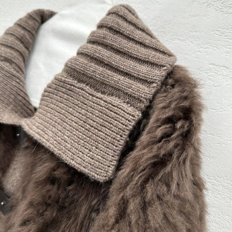 The new style for autumn and winter 2024, lapel design, double pocket, loose A-line version fur one-piece fur coat