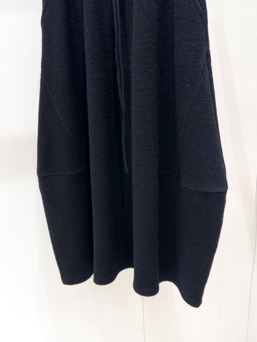 The black style of the 2025 spring wool bud skirt is classic and versatile.