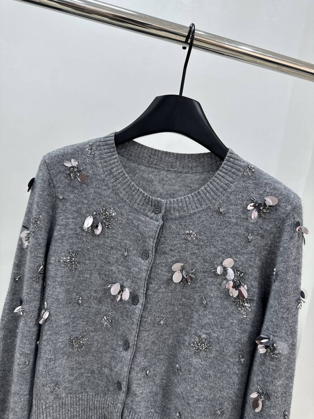 Round-neck cashmere and wool cardigan for autumn and winter 2024, with all pieces hand-embroidered with sequins