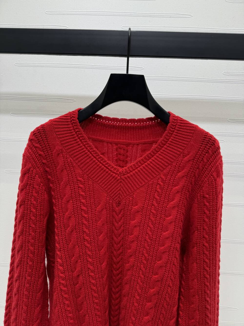 The latest series of V-neck cable-knit solid-color pullover sweaters in early spring 2025