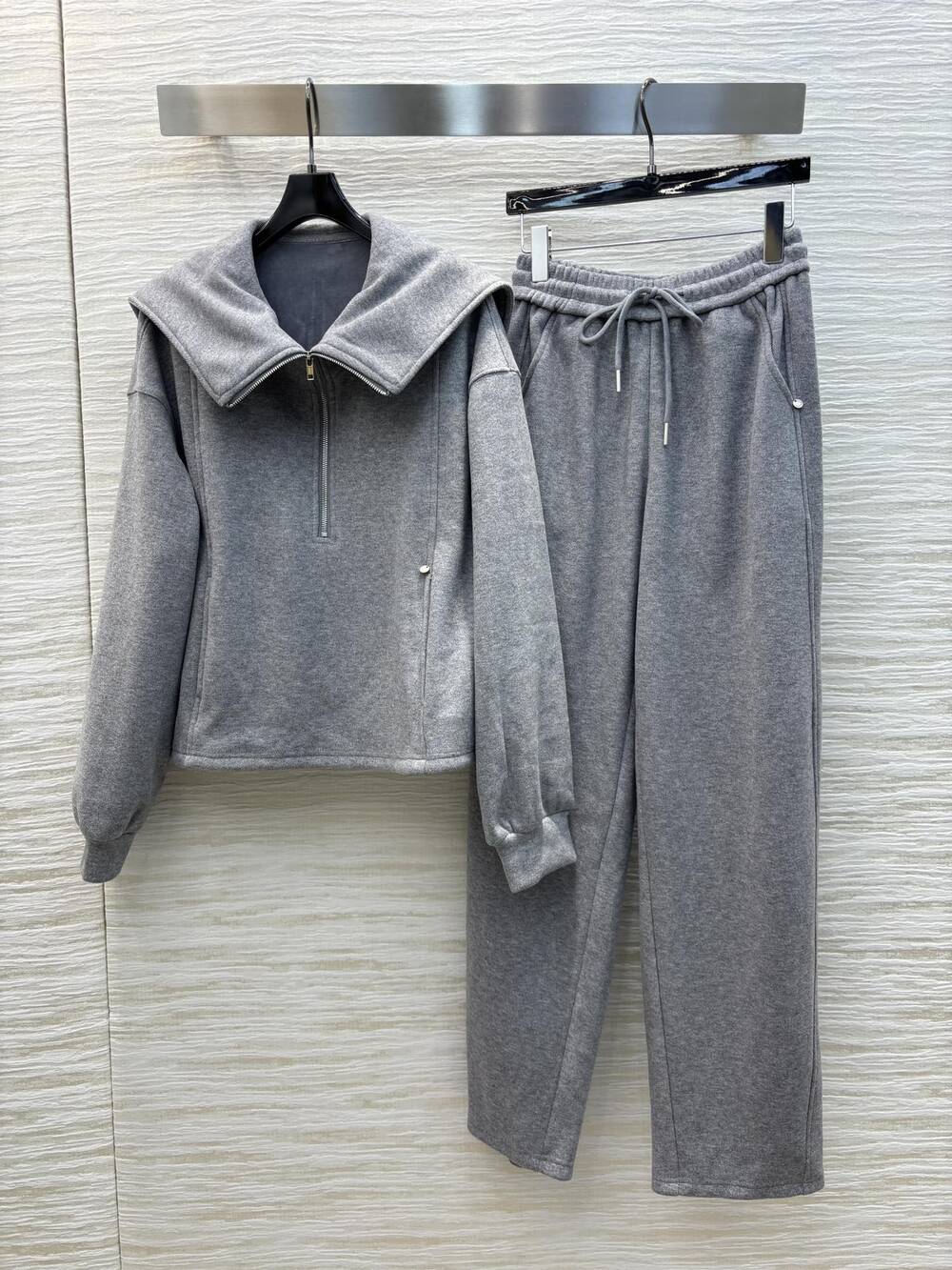 Sporty casual suit for autumn and winter 2024. Half-zip big lapel sweatshirt + casual straight-leg pants