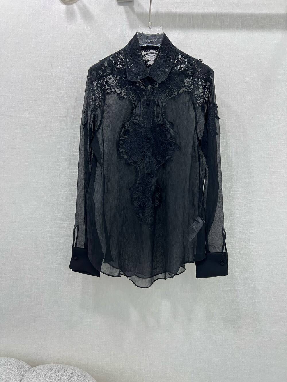 The new style pointed collar short cotton shirt for early spring 2025