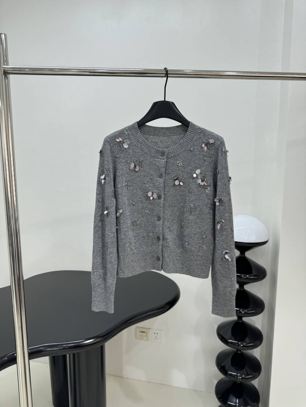 Round-neck cashmere and wool cardigan for autumn and winter 2024, with all pieces hand-embroidered with sequins