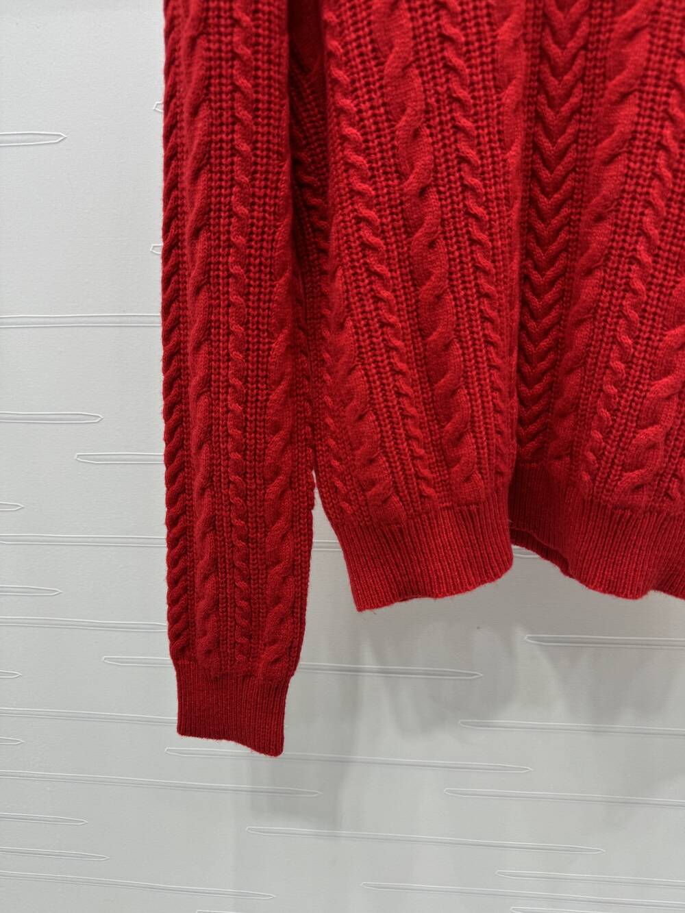 The latest series of V-neck cable-knit solid-color pullover sweaters in early spring 2025