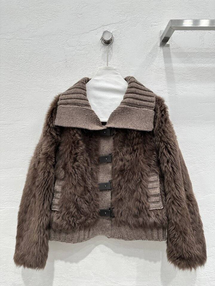 The new style for autumn and winter 2024, lapel design, double pocket, loose A-line version fur one-piece fur coat