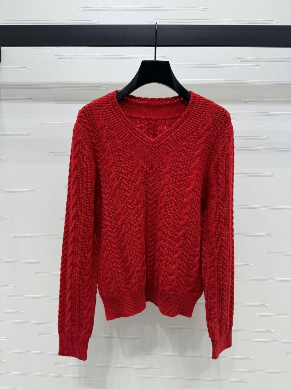 The latest series of V-neck cable-knit solid-color pullover sweaters in early spring 2025