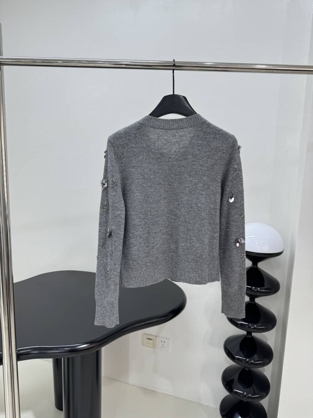 Round-neck cashmere and wool cardigan for autumn and winter 2024, with all pieces hand-embroidered with sequins