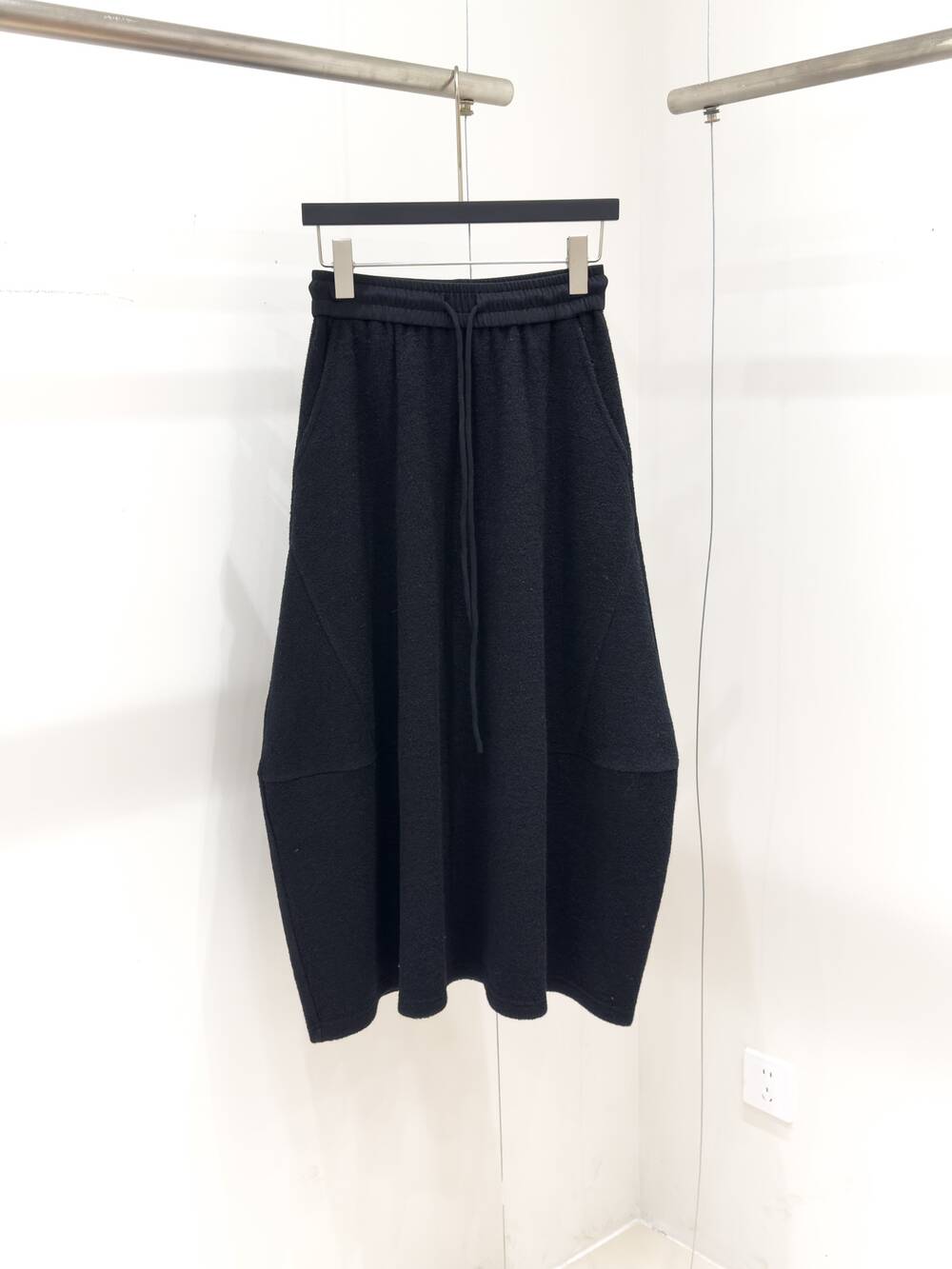 The black style of the 2025 spring wool bud skirt is classic and versatile.