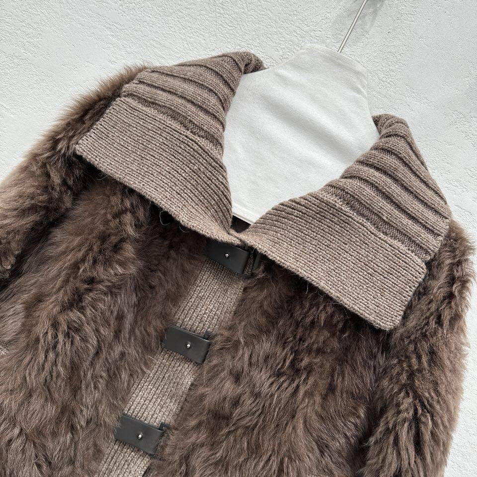 The new style for autumn and winter 2024, lapel design, double pocket, loose A-line version fur one-piece fur coat