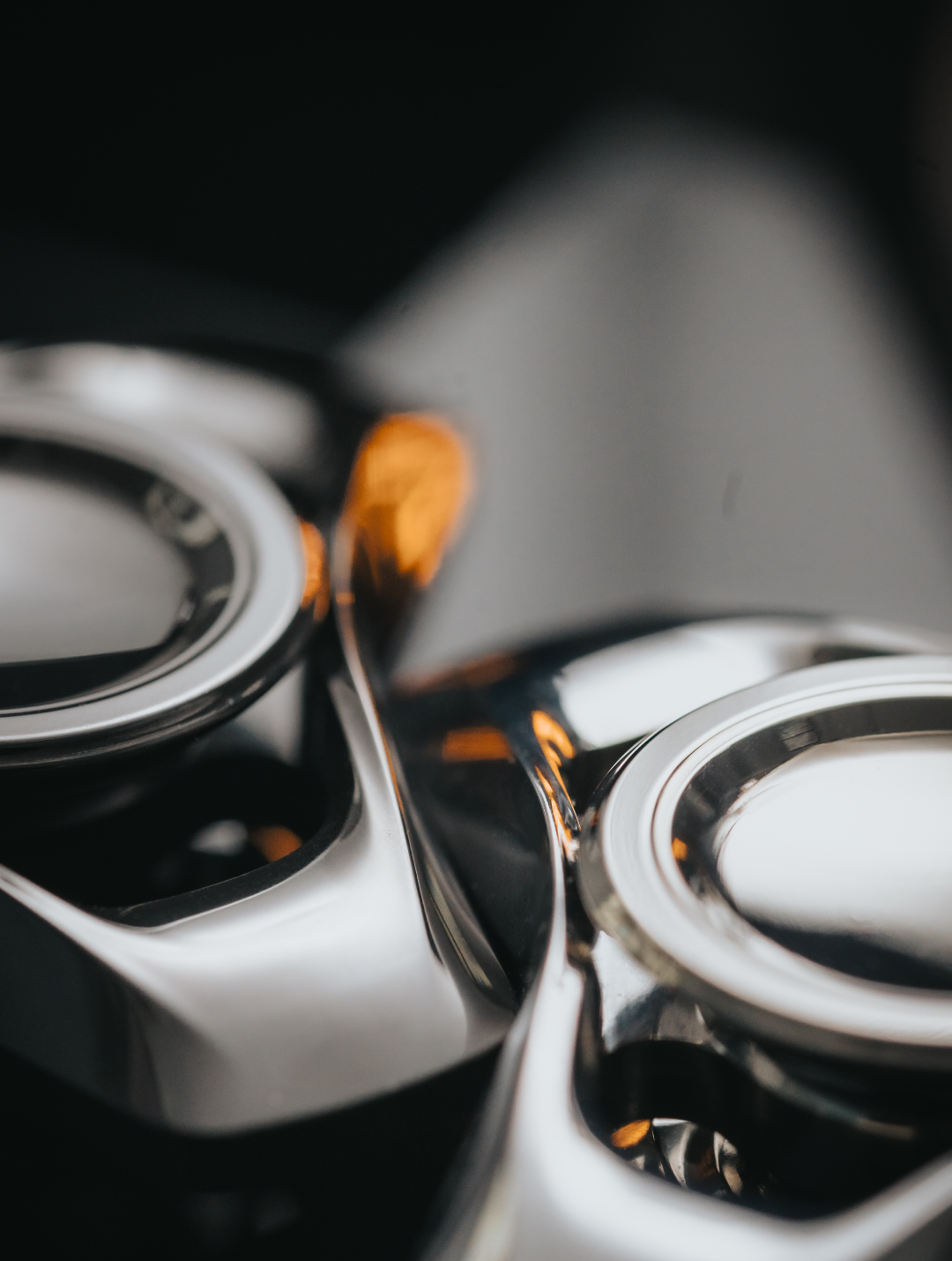 Liquid AIR polished metal curves