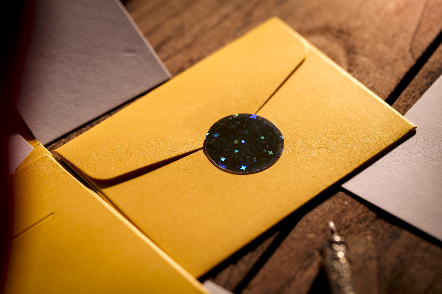 Roentgen Envelope by Chen Yang & TCC Magic