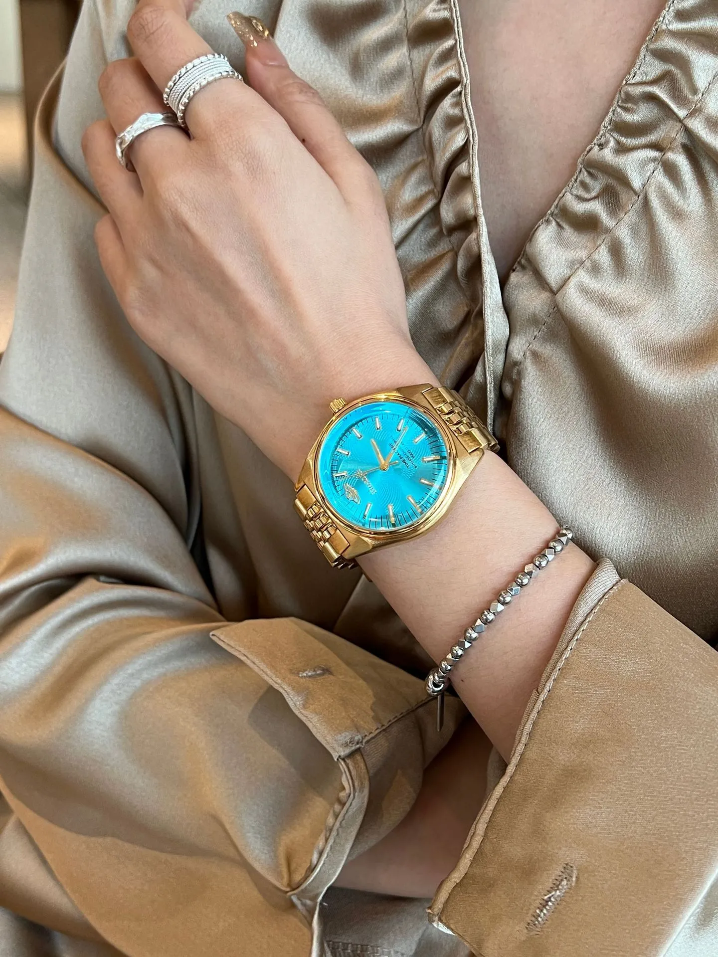 Mother’s Day Gift – Elegant Gold Women’s Watch with Radiant Red Dial | Waterproof Quartz Timepiece