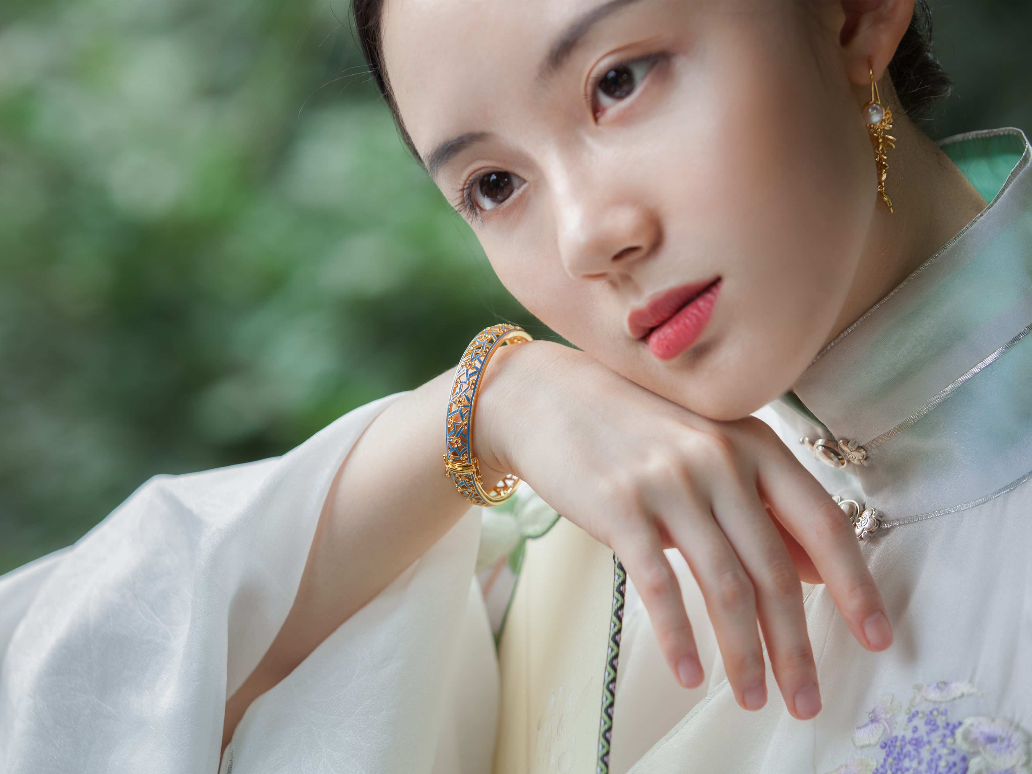 Silver Plated Ice Plum Pattern Open Bracelet with Cold Enamel Plate