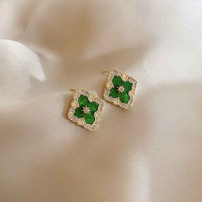 2023 New Four Leaf Grass Women's High end Light Luxury Round Face Earrings