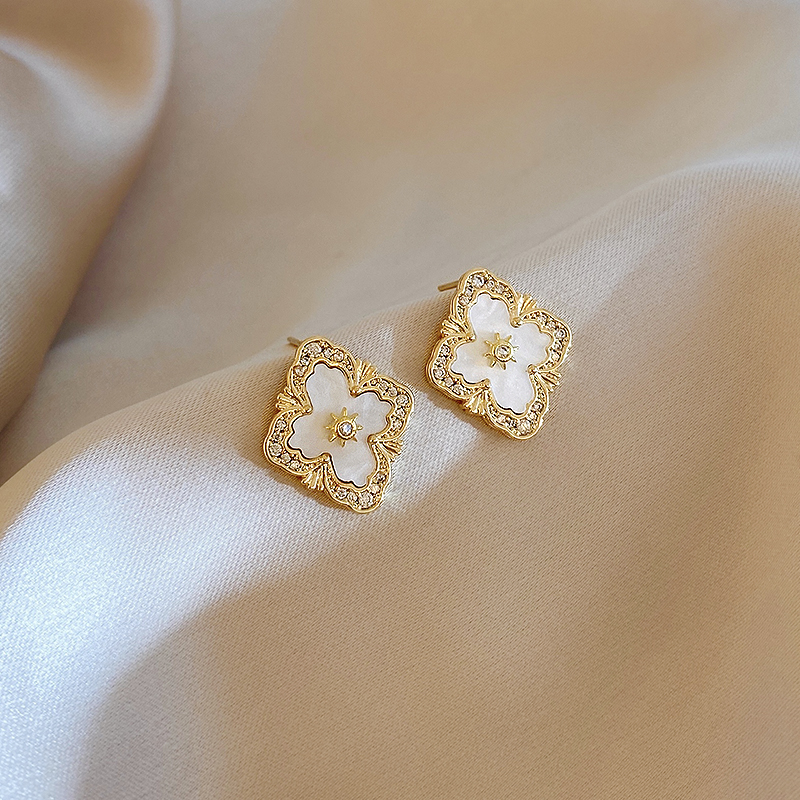 2023 New Four Leaf Grass Women's High end Light Luxury Round Face Earrings