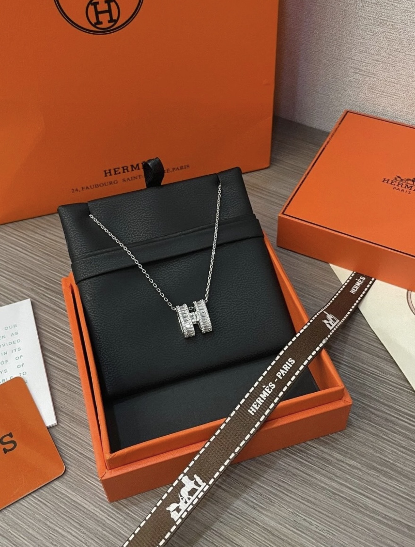 H LOGO new silver chain enamel three-dimensional hollow necklace