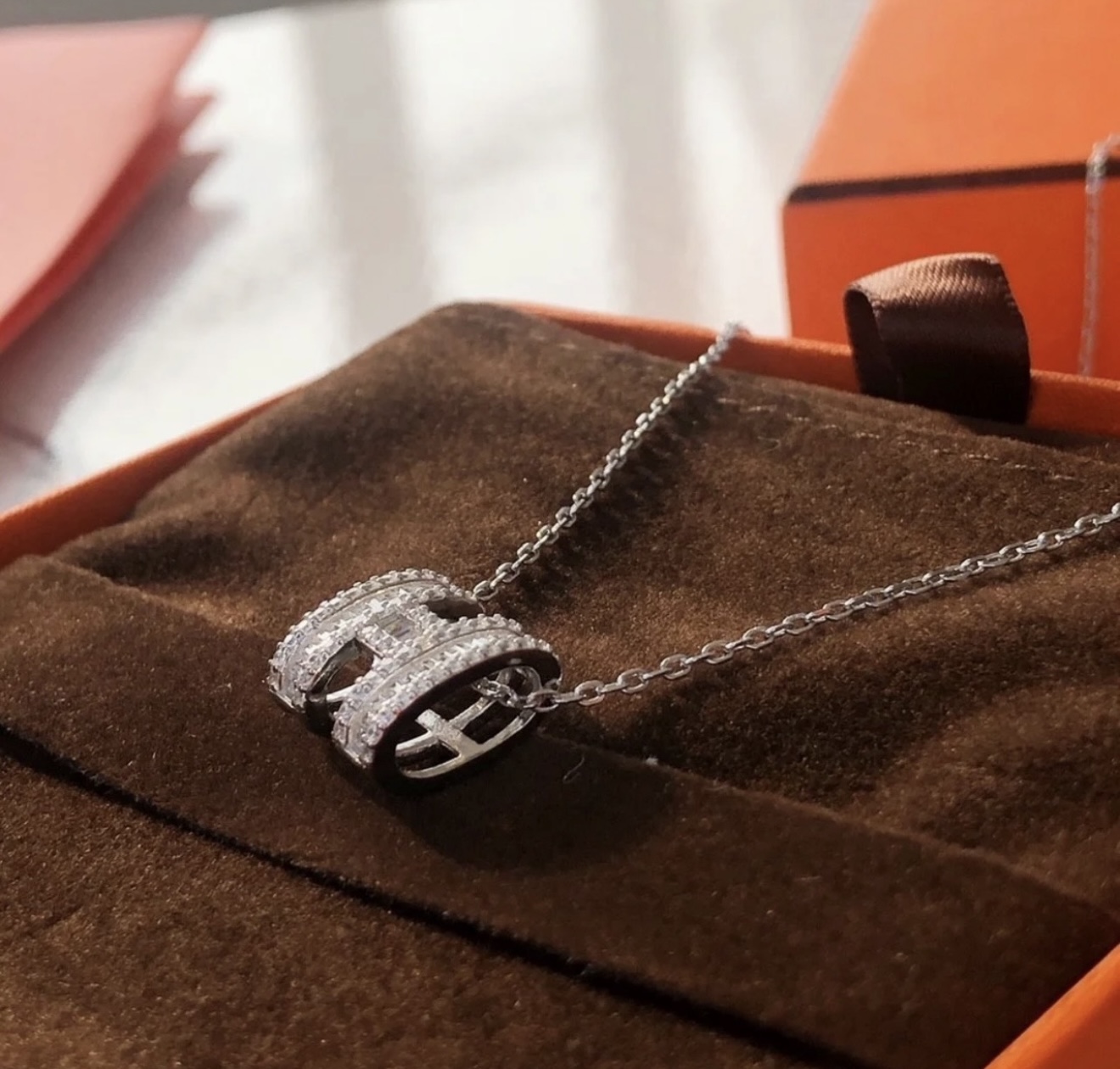 H LOGO new silver chain enamel three-dimensional hollow necklace