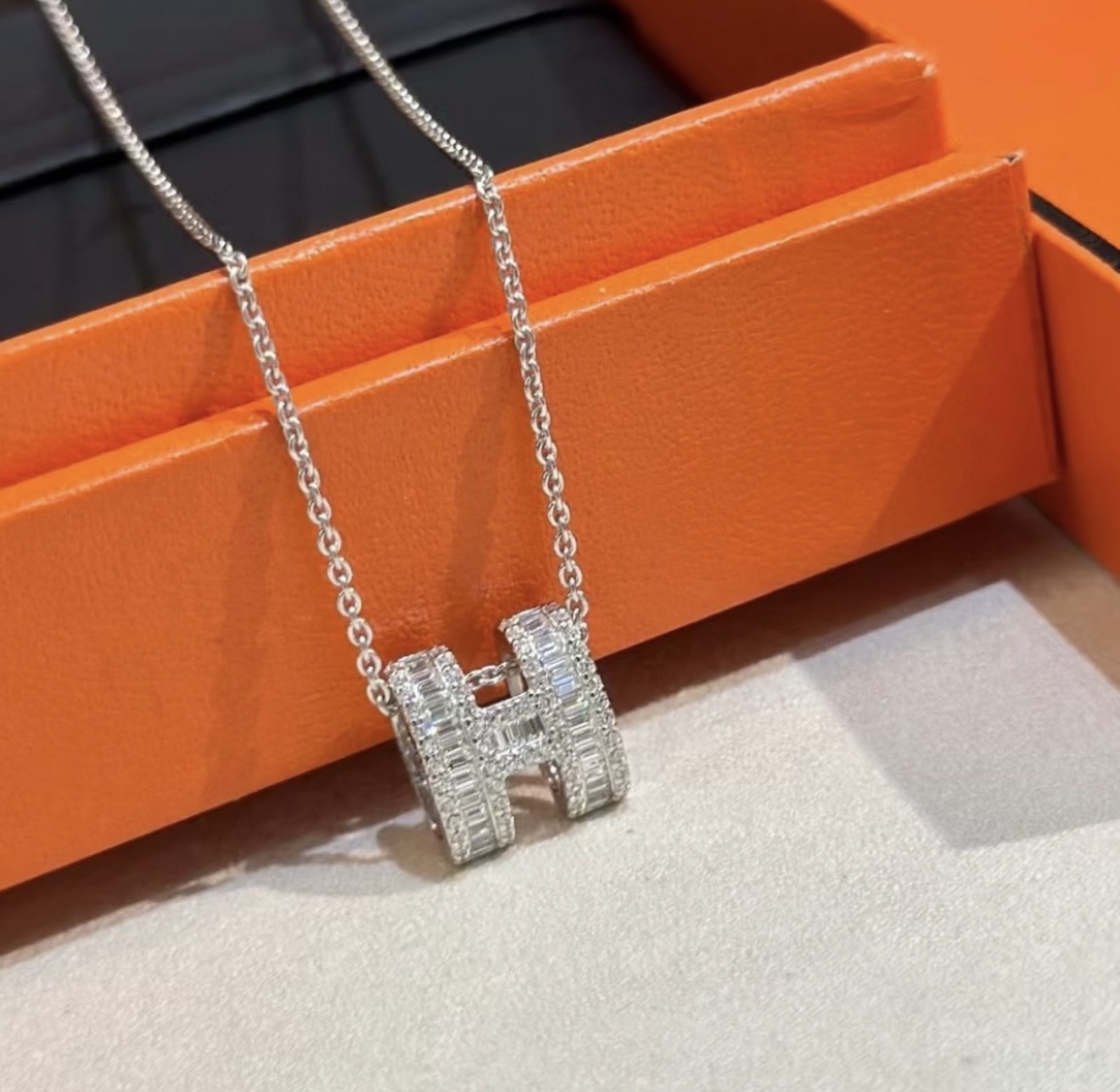 H LOGO new silver chain enamel three-dimensional hollow necklace