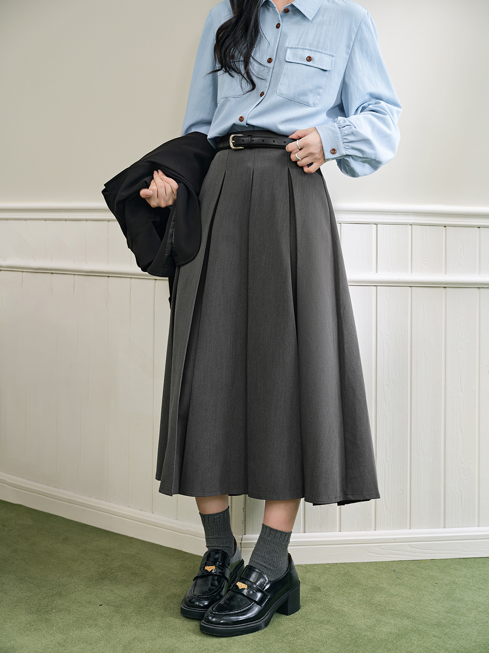 High-waist pleated skirt