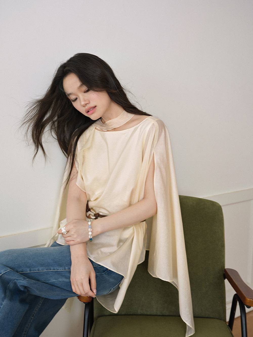 アシンメトリーケープ風ブラウス – KUOSE.com