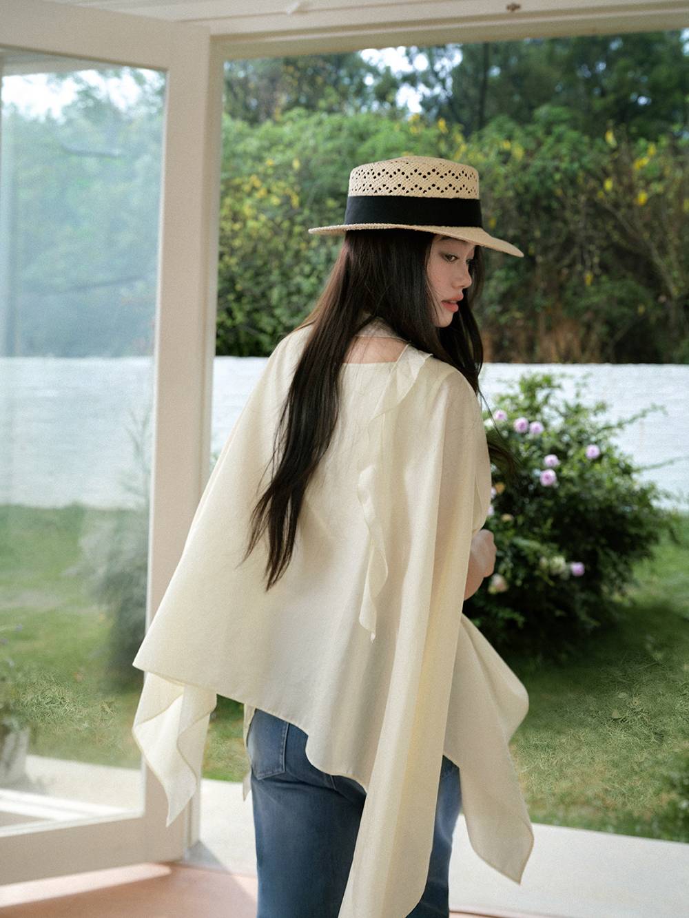 ADORE 2024AW アシンメトリーケープブラウス ホワイト アシンメトリーケープ風ブラウス – KUOSE.com