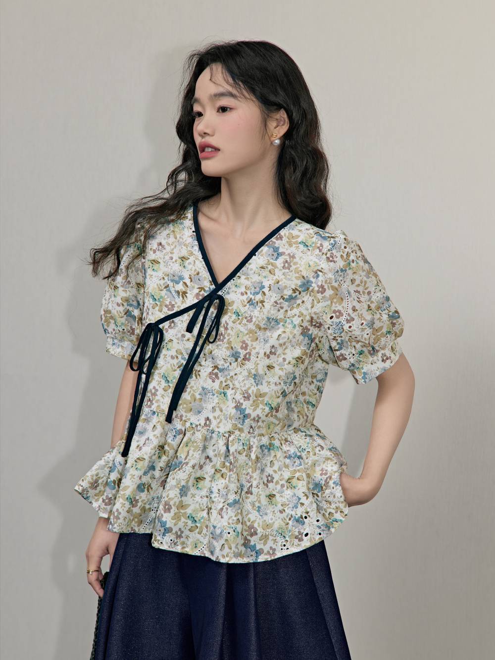 水色 フリル付きシャツ KUOSE 韓国 完売品 水色 フリル付きシャツ KUOSE 韓国 完売品