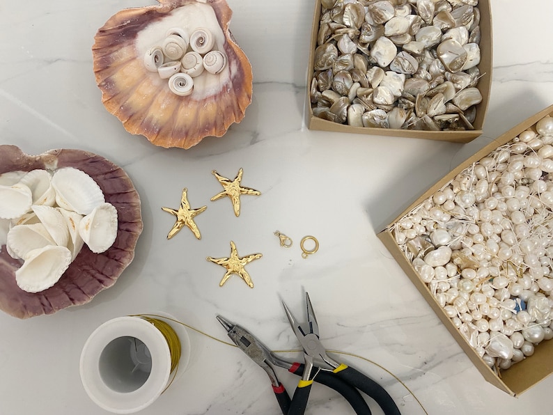 Oversized Shell & Clam Necklace – a boho bridal piece with natural clam charms