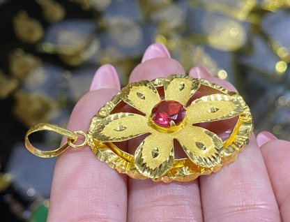 Round cut Ruby Flower Vintage Pendant Necklace