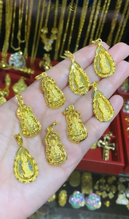 Vintage 24K Yellow Gold Kwan Yin Necklace