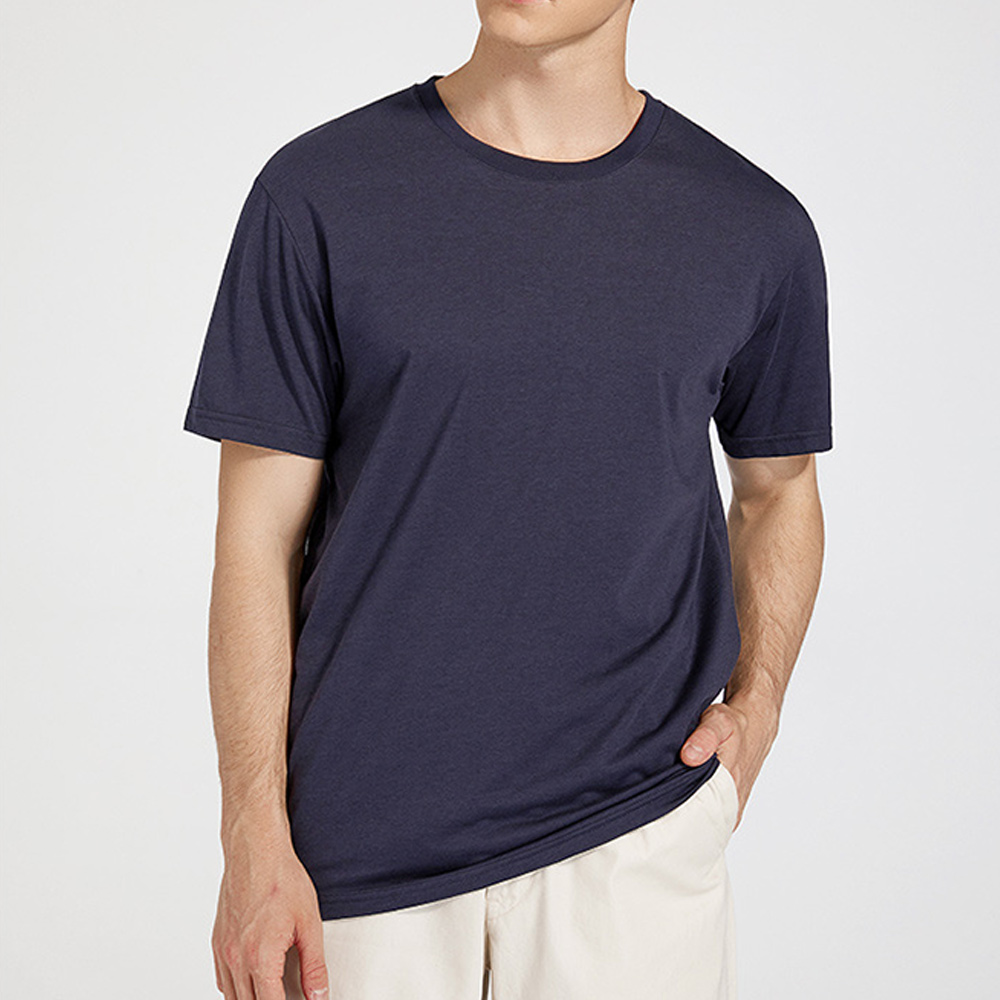Einfarbiges kurzärmliges T-Shirt mit Rundhalsausschnitt