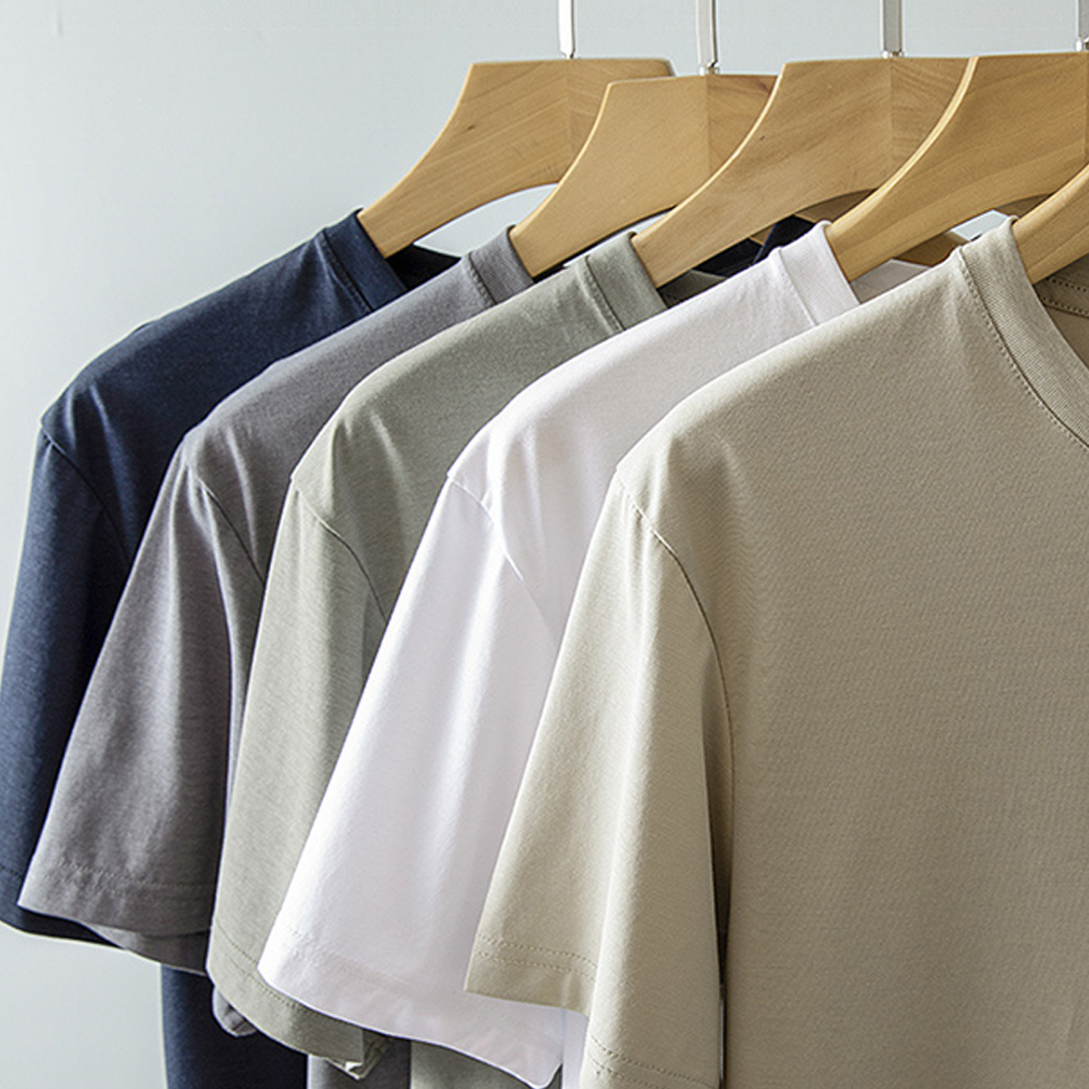 Einfarbiges kurzärmliges T-Shirt mit Rundhalsausschnitt