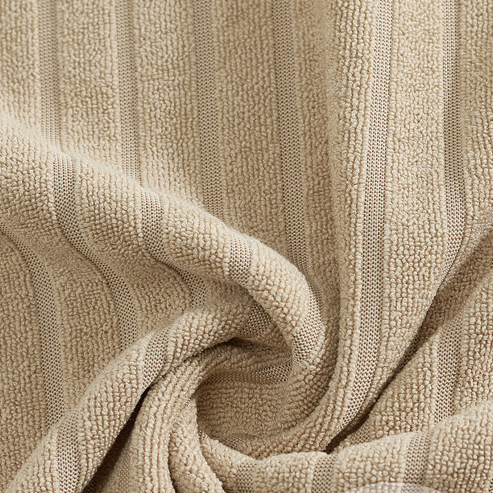 Freizeitanzug mit vertikal gestreiften Jacquard-Shorts und kurzen Ärmeln