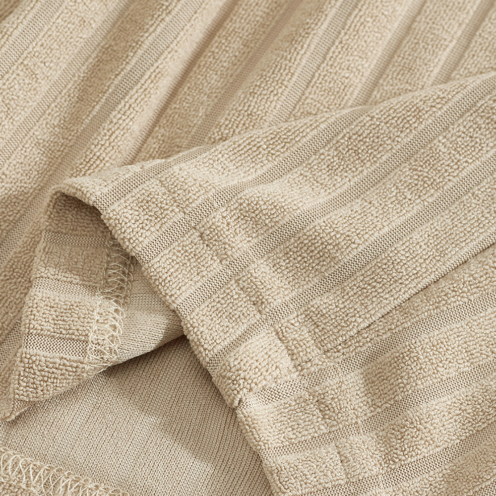 Freizeitanzug mit vertikal gestreiften Jacquard-Shorts und kurzen Ärmeln