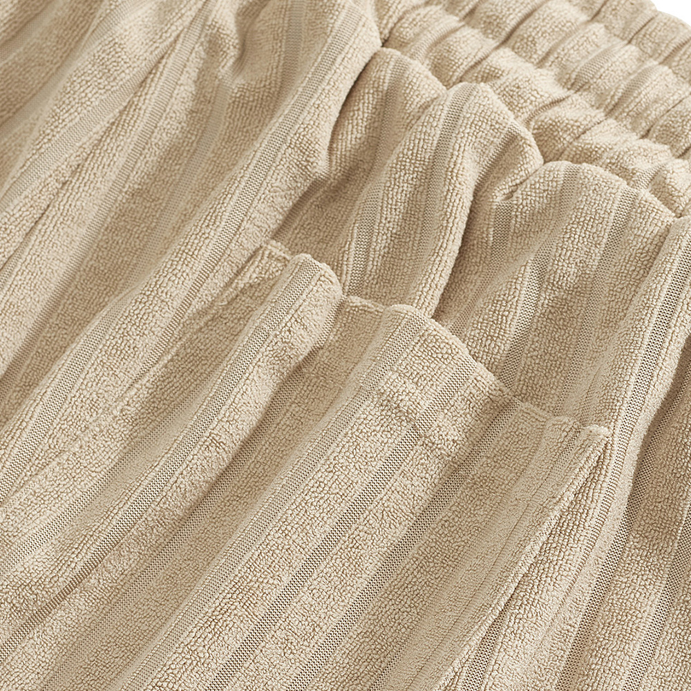 Freizeitanzug mit vertikal gestreiften Jacquard-Shorts und kurzen Ärmeln