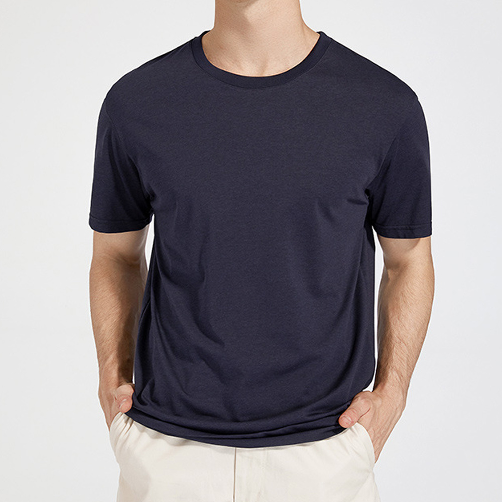 Einfarbiges kurzärmliges T-Shirt mit Rundhalsausschnitt